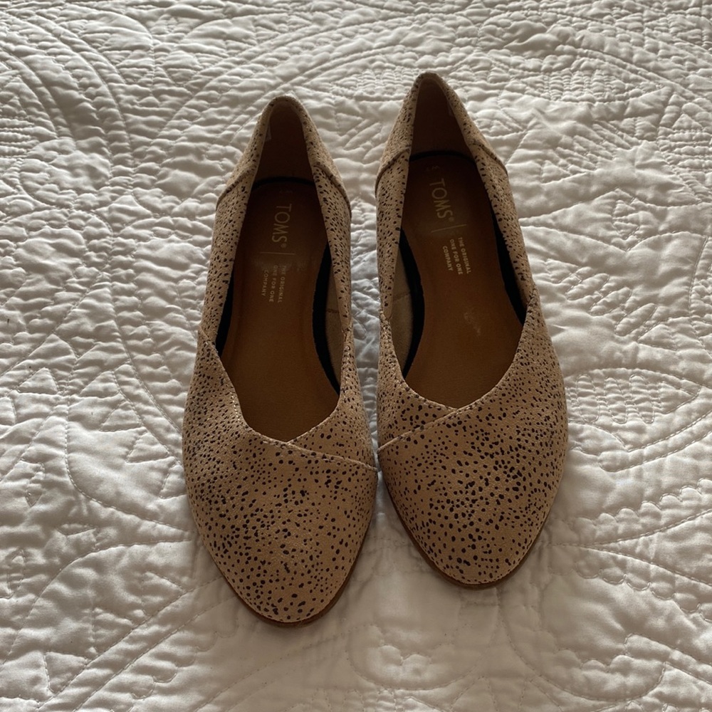 Toms flats size 7. Fit more like a 6.5.